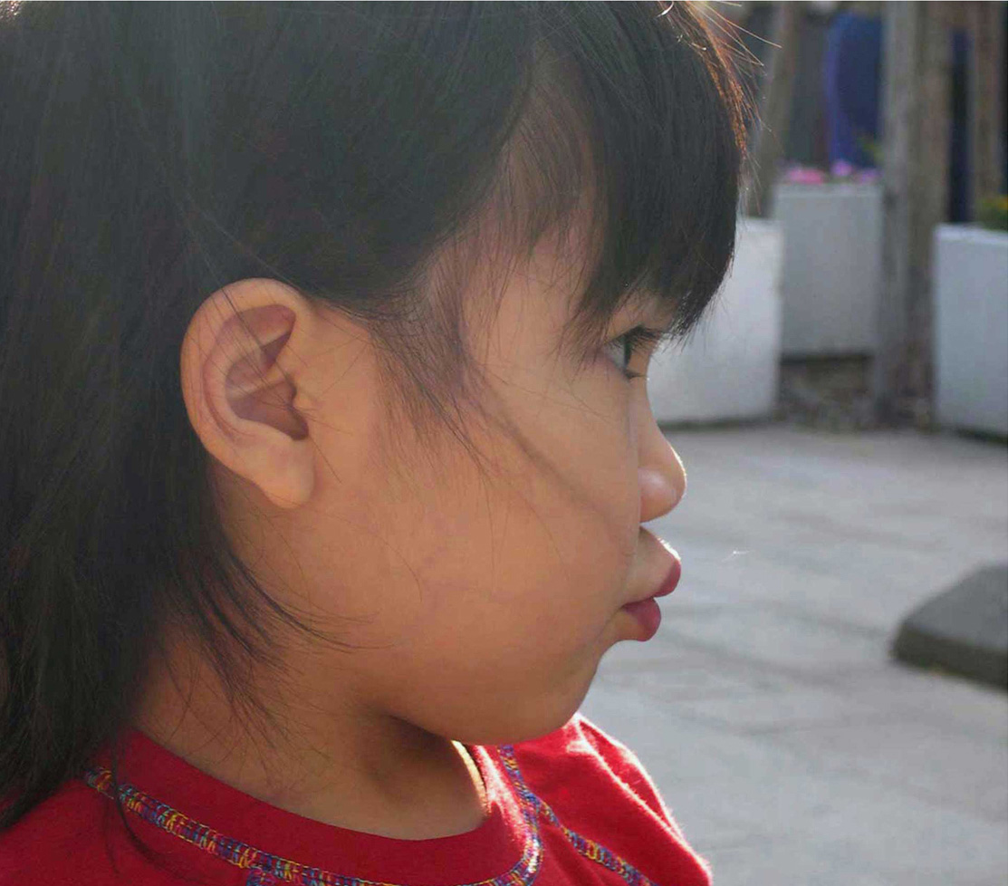 小さな女の子が何かをまっすぐ見つめる写真